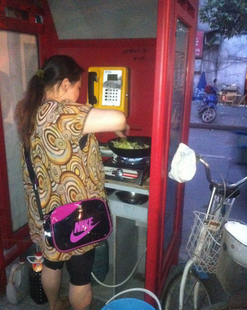 大婶，这是你家厨房,你是大厨？人物gif搞笑图片