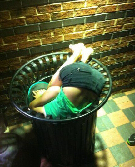 这垃圾能捡回家么？人物gif搞笑图片