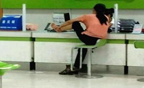 大姐，我们这是文明营业厅，请你注意下形象人物gif搞笑图片