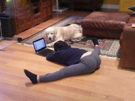 锻炼、玩电脑两不误人物gif搞笑图片