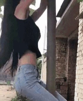 妹子天天爬我家墙头，是不是喜欢我人物gif搞笑图片