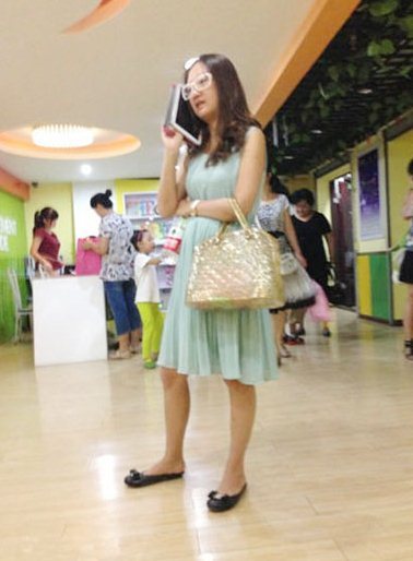 感觉像是拿了块儿板砖人物gif搞笑图片