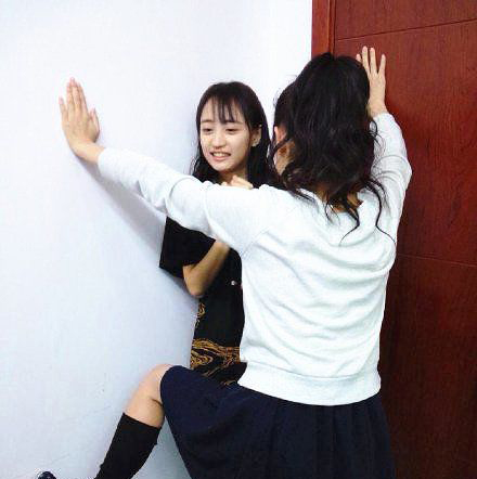 身为一个合格的妹子，怎么能干出这样的事呐，让人脸红，还不赶紧放开那妹子让我来人物gif搞笑图片