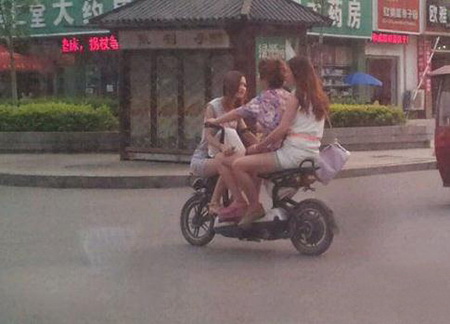 真是辛苦这辆车了人物gif搞笑图片