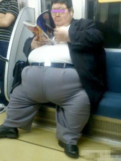 是裤子穿反了还是长反了人物gif搞笑图片