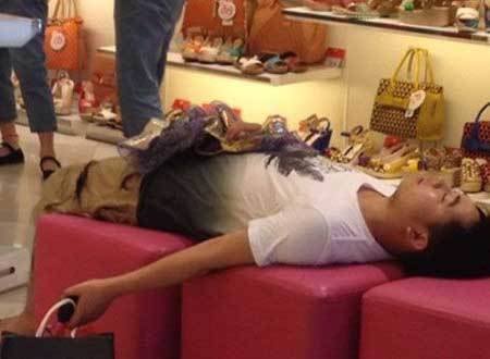 陪女人逛街太累了人物gif搞笑图片