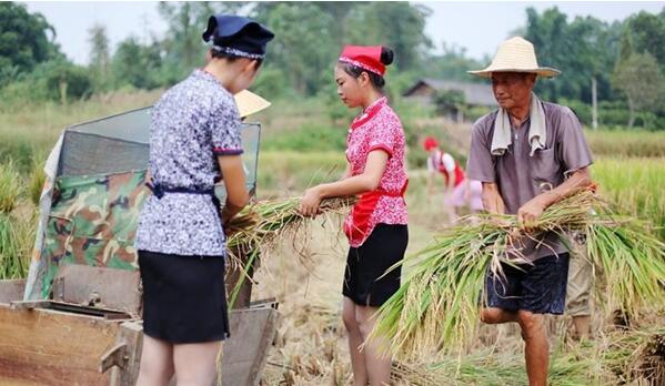 明天回农村人物gif搞笑图片