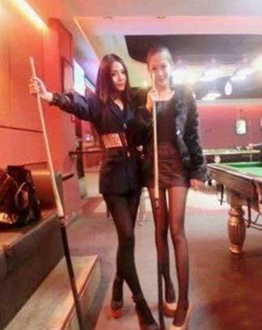 周一福利，打台球陪练的美腿！！人物gif搞笑图片