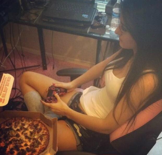 披萨+游戏+妹子人生终极理想了人物gif搞笑图片