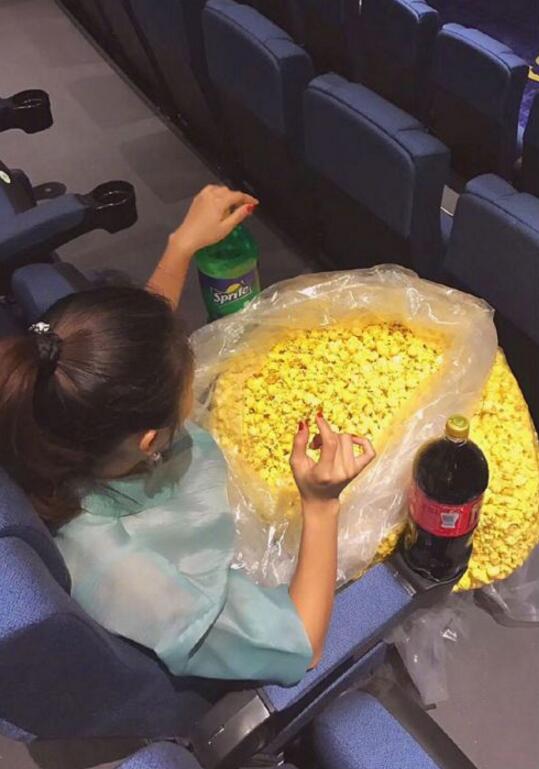 一个人看电影又怎样，反正不能输人物gif搞笑图片