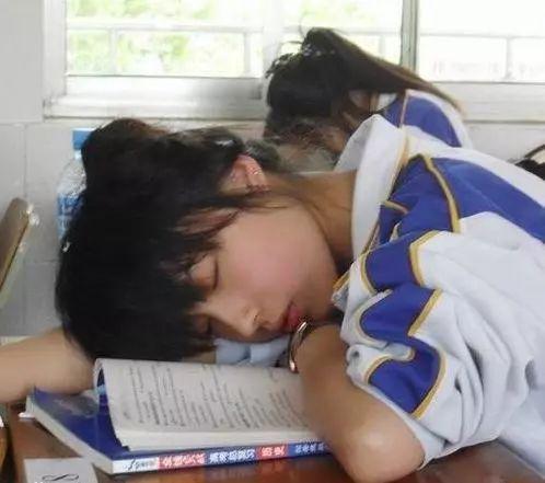 女神啊，连睡觉都是那么的迷人人物gif搞笑图片