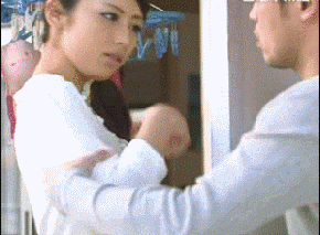 老王又出动了，赶紧回家装防护栏去吧人物gif搞笑图片