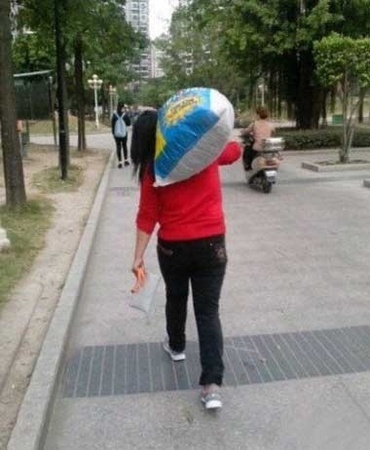 女汉子就该自己行李自己扛！人物gif搞笑图片