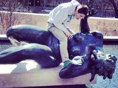 小子，放开那个雕像~人物gif搞笑图片