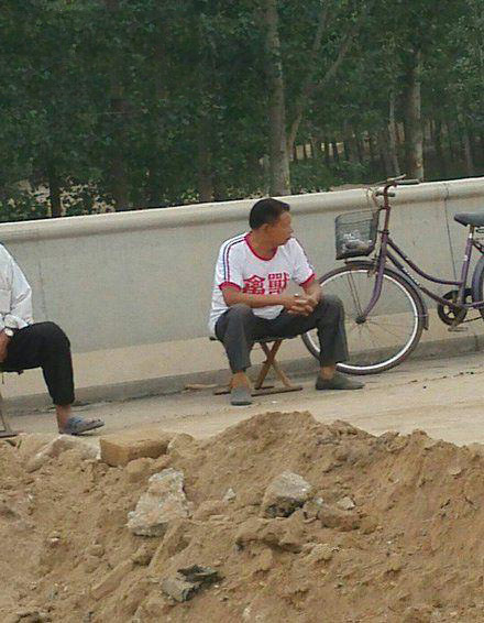 路边大爷的耿直真是让人佩服人物gif搞笑图片