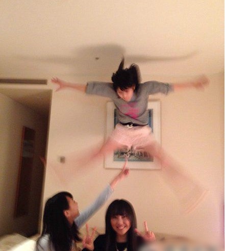 用一指禅制服你人物gif搞笑图片