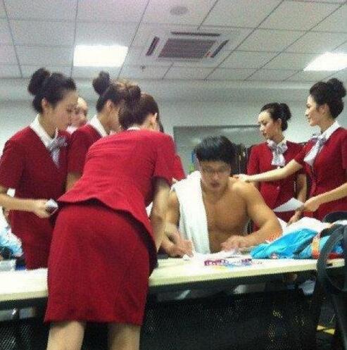 除了羡慕还是羡慕啊人物gif搞笑图片