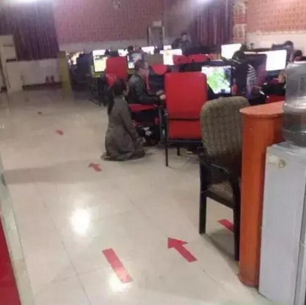 妹子有点骨气行不行，站起来跟哥走人物gif搞笑图片