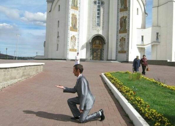 求婚被拒绝后仍处在石化状态的男人人物gif搞笑图片