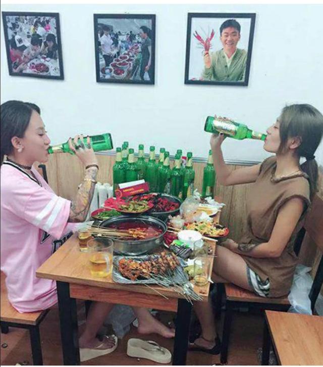 这俩绝对实力女汉子人物gif搞笑图片