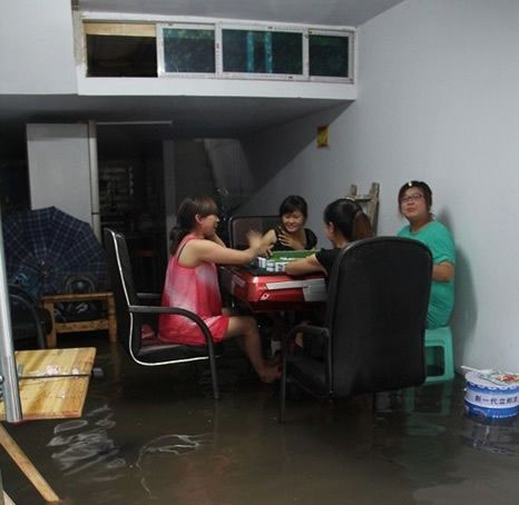 这有多爱麻将事业啊人物gif搞笑图片