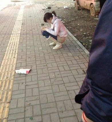 还以为她在上厕所人物gif搞笑图片