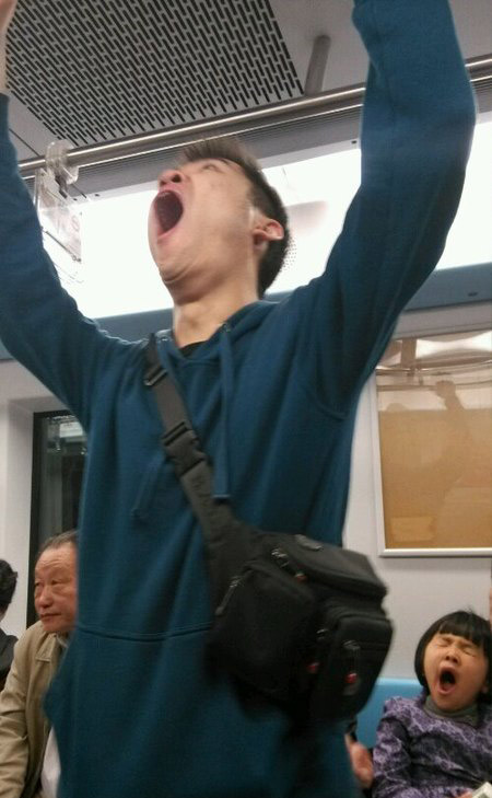 坐地铁看见的两位同时打哈欠的人人物gif搞笑图片