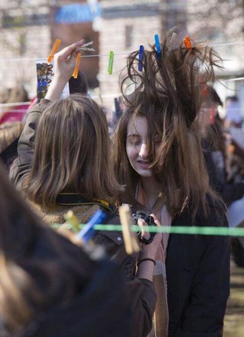 听说洗完头要这样晾干头发人物gif搞笑图片