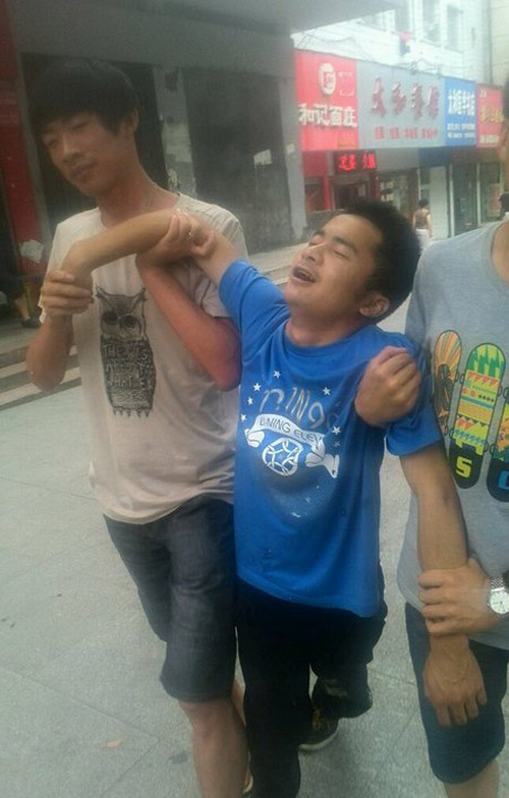 别拉我，我还能喝人物gif搞笑图片