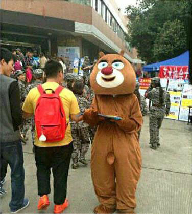 尾巴放前面，会让人误会的！人物gif搞笑图片