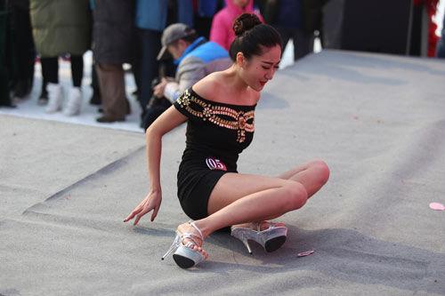 这么冷的天气摔倒了，也没人扶一下人物gif搞笑图片