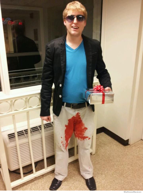 哥们，你送这个礼物也太贵重了吧人物gif搞笑图片