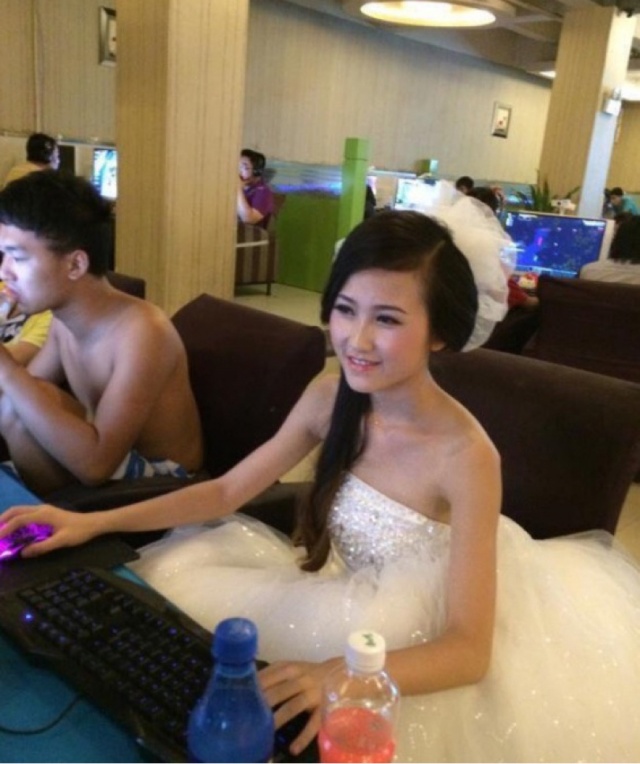 战神之夜，为了皮肤老娘才不管你，你先睡吧人物gif搞笑图片