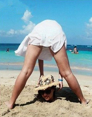 我的头掉了，谁帮我安上啊？人物gif搞笑图片