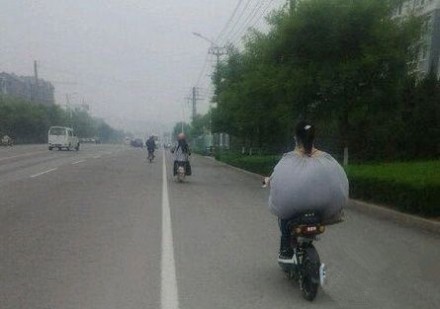 这真是在兜风啊人物gif搞笑图片