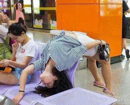 妹子你在练功吗？人物gif搞笑图片