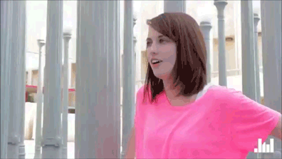 她在干什么？人物gif搞笑图片