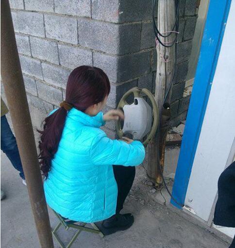 妹子为学车也蛮拼人物gif搞笑图片