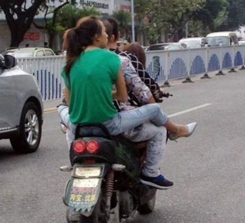 妹子要不来我车上吧人物gif搞笑图片