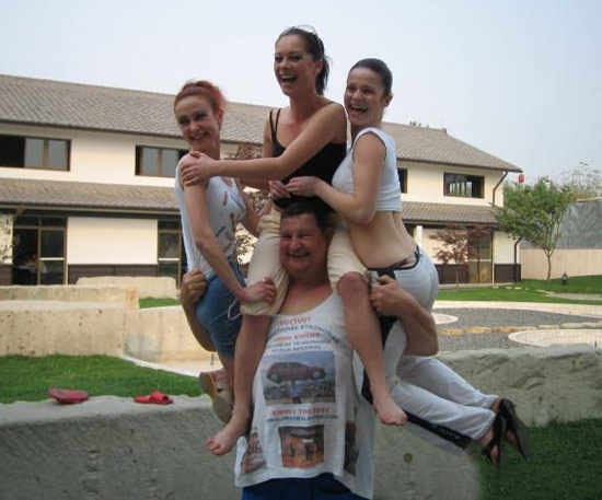 三个小妞抱回家人物gif搞笑图片