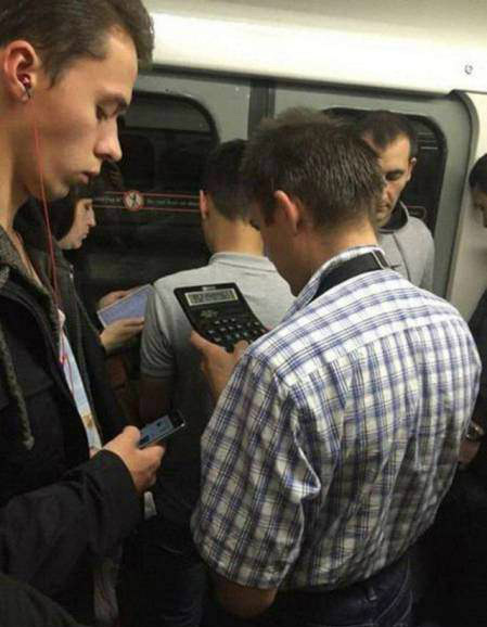 一个计算器能玩1个小时人物gif搞笑图片