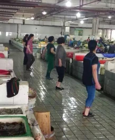 大妈们就是忍不住人物gif搞笑图片