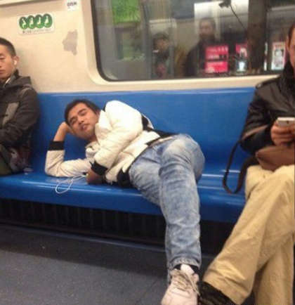 听什么这么迷醉？人物gif搞笑图片