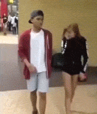 少年敢这么欺骗女票，你真是太欠打了人物gif搞笑图片