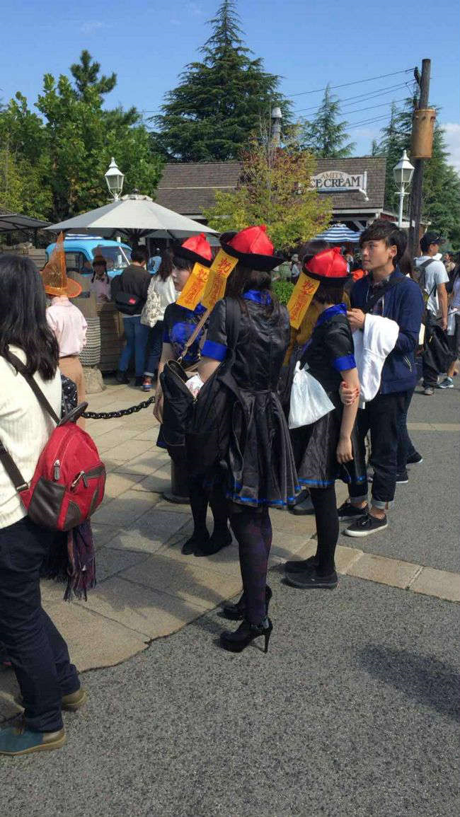 这僵尸我会忍不住把她拉到树林里随便她咬人物gif搞笑图片