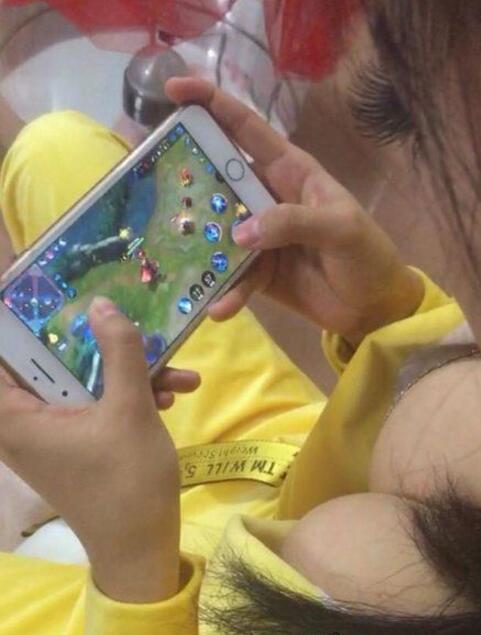 喜欢看妹子玩游戏人物gif搞笑图片