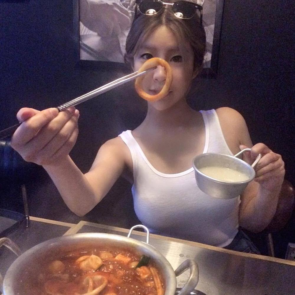 和女神一起吃饭好紧张人物gif搞笑图片