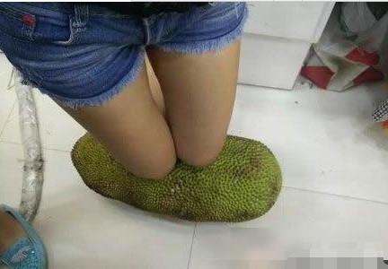 女朋友又回家晚了，我罚她跪榴莲，大家说合不合理人物gif搞笑图片