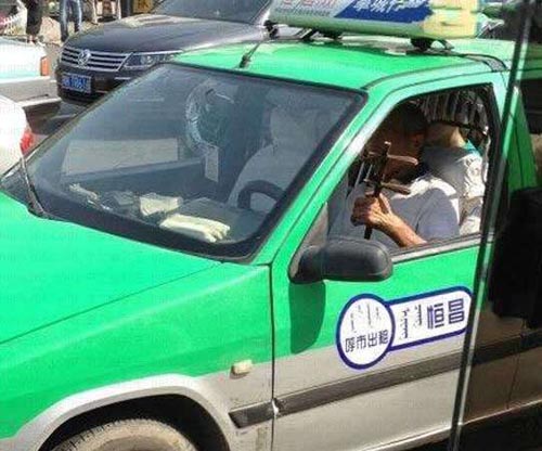 堵车的人伤不起人物gif搞笑图片