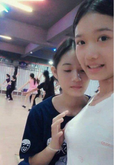 我赌一包辣条，妹子肯定不敢摸人物gif搞笑图片